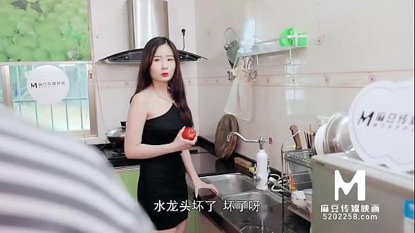 Vui vẻ cùng cô em vợ xinh đẹp dưới bếp