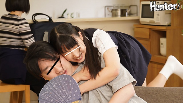 Con em vợ xinh đẹp tuổi mới lớn vui vẻ