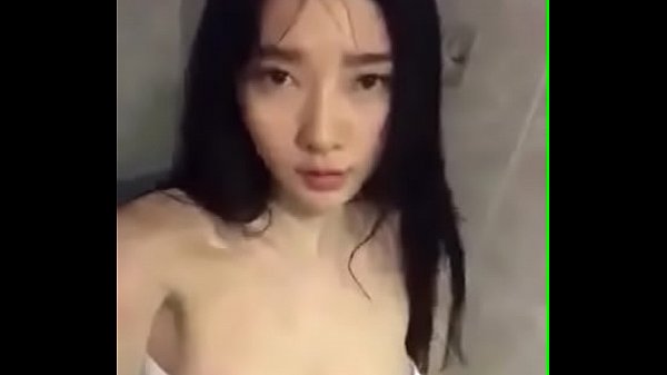 Teen dễ thương ty đỏ thủ dâm trong bồn tắm