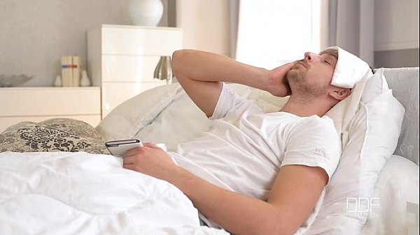 Đang ốm mà được cô bác sĩ cho lên đỉnh