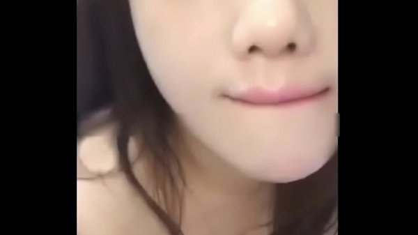 Em học sinh mới lớn khoe bím hồng dễ thương