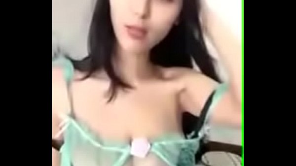 Em sinh viên trời nóng khoe hàng bỏng mắt