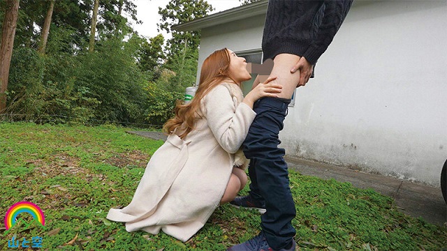 Cùng em gái về quê chơi đang đi thăm vường thì bị em tụt quần bú cu