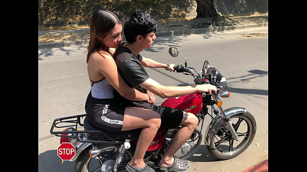 Chở chị họ đi chơi trong nhà nghỉ mát mẻ