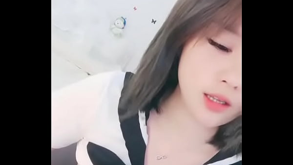 Gái xinh khoe bướm hồng cực ngọt nước