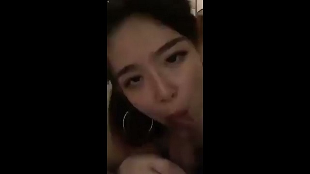 Được em người mẫu xinh đẹp bú chim cho cực sướng